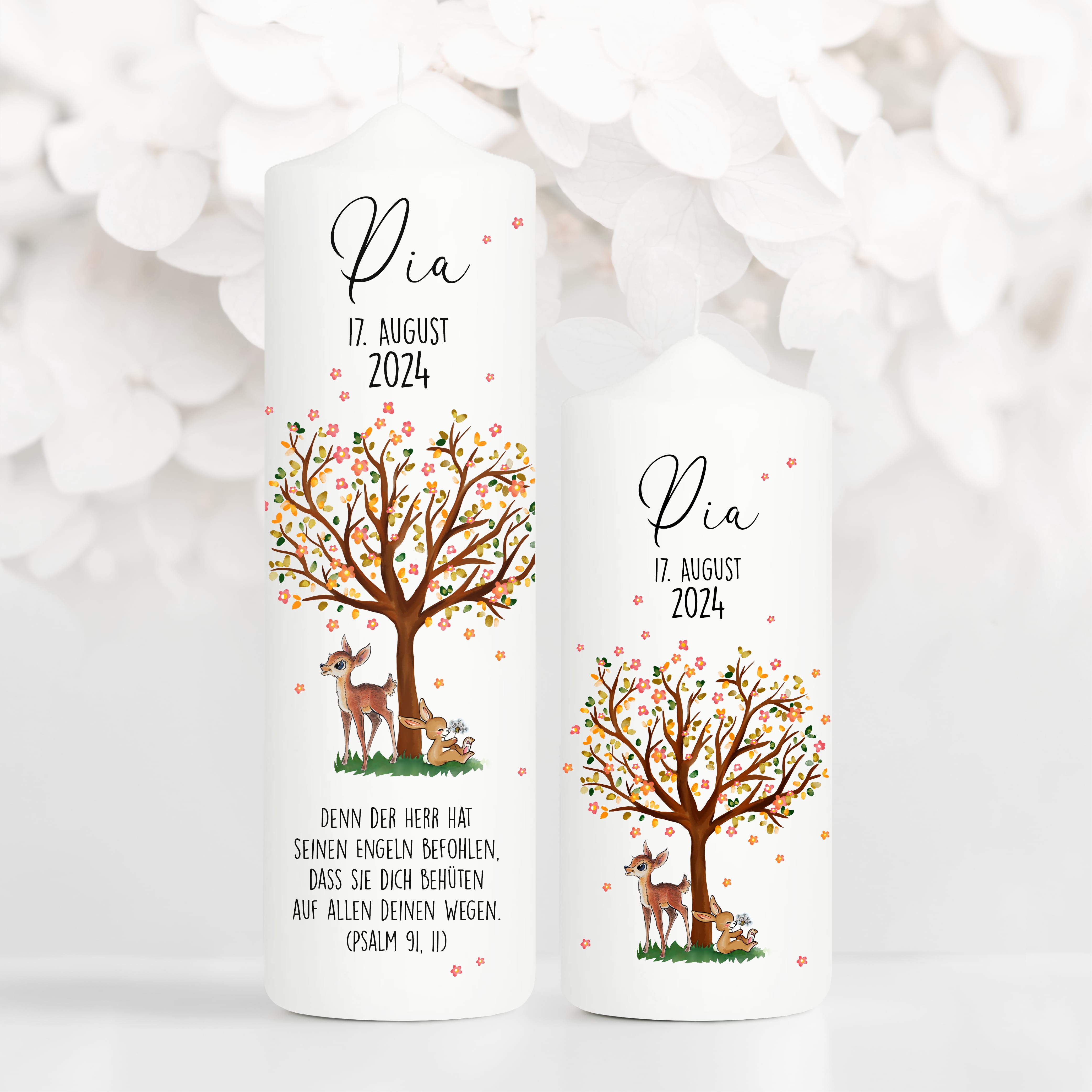 Auf dem Bild ist das Produkt: Taufkerze Lebensbaum Reh Hase Kerze zur Taufe Baum Taufspruch individualisierbar zum Preis von €6.40 abgebildet.