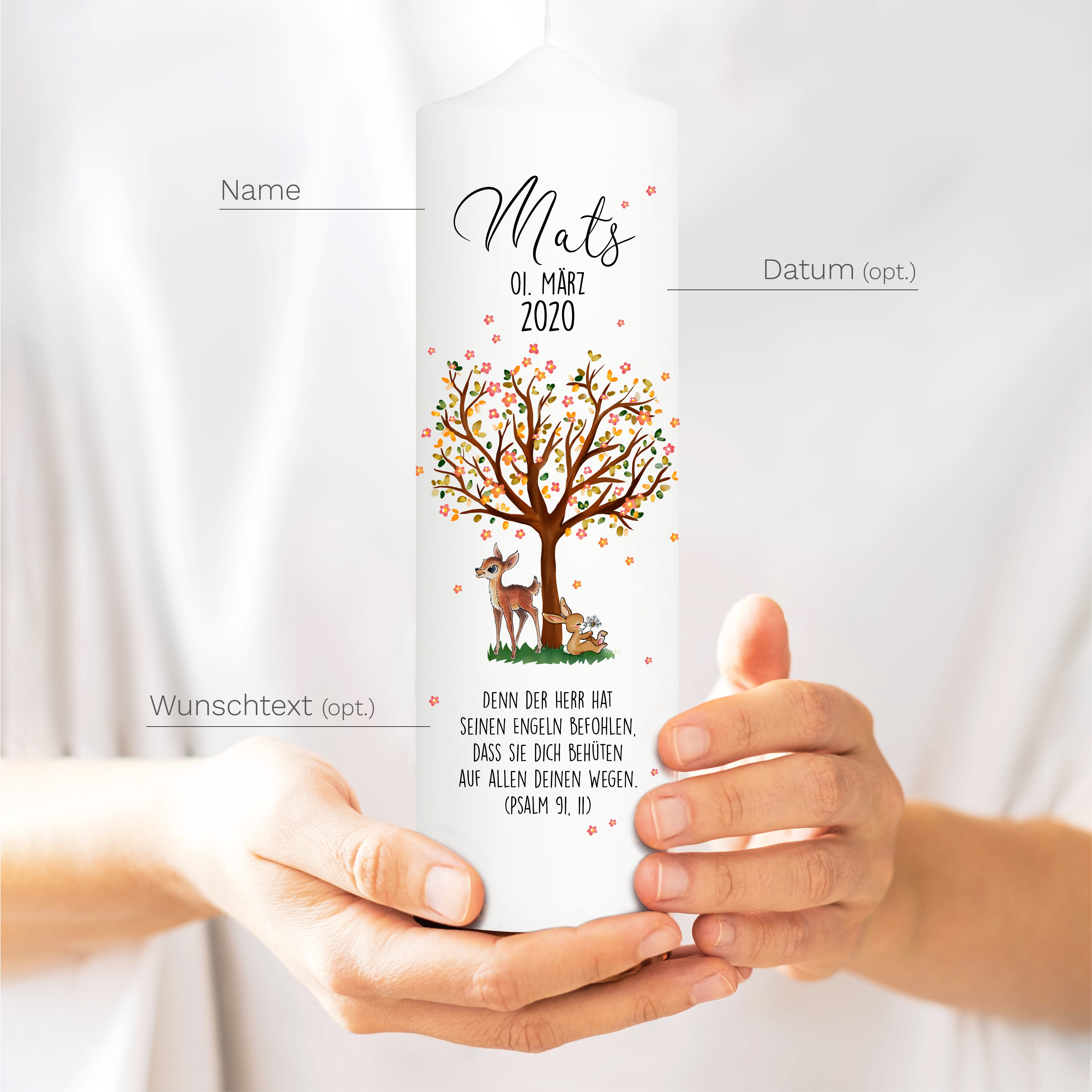 Auf dem Bild ist das Produkt: Taufkerze Lebensbaum Reh Hase Kerze zur Taufe Baum Taufspruch individualisierbar zum Preis von €6.40 abgebildet.