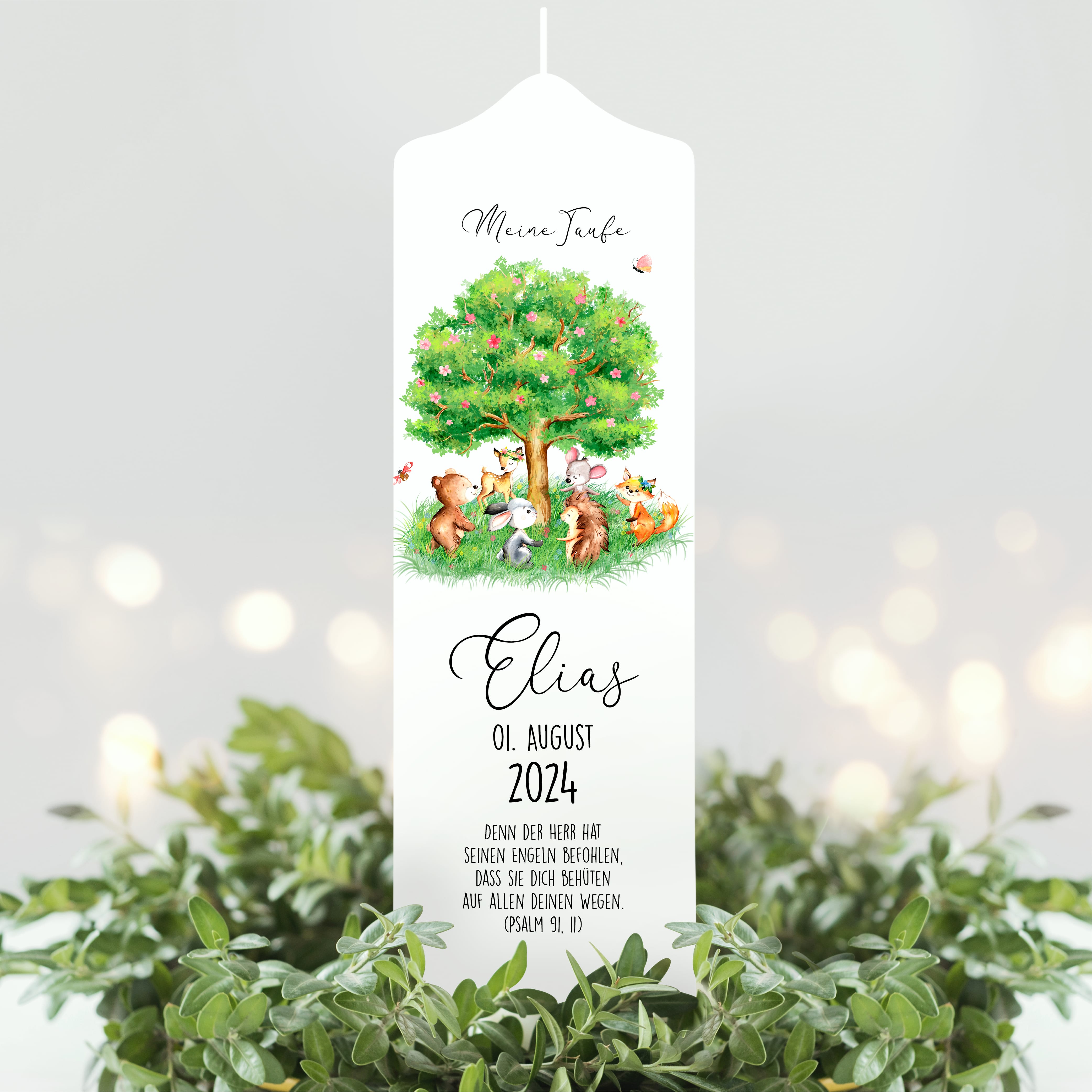 Auf dem Bild ist das Produkt: Taufkerze Lebensbaum Waldtiere Kerze zur Taufe Baum mit Tieren Taufspruch individualisierbar zum Preis von €6.40 abgebildet.