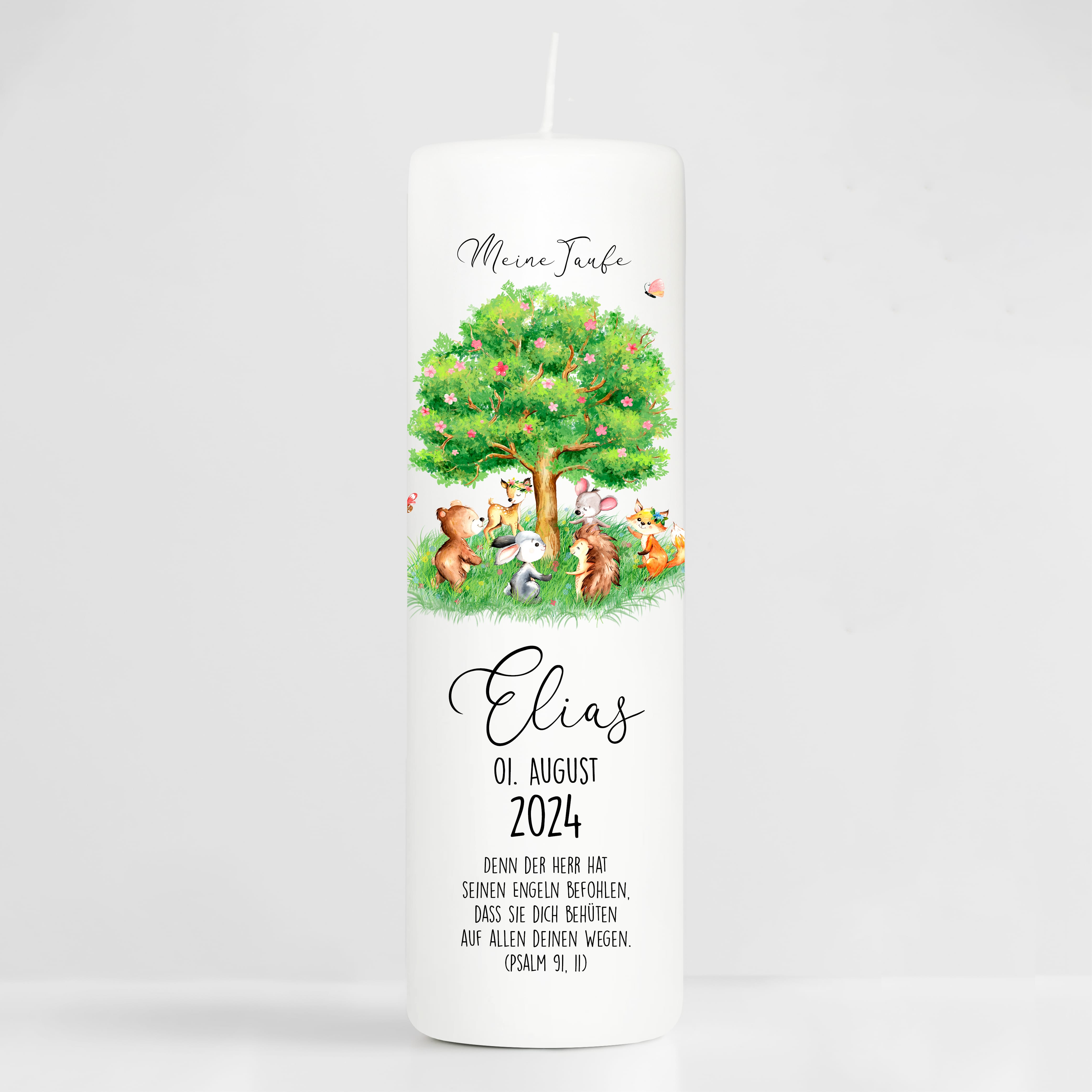 Auf dem Bild ist das Produkt: Taufkerze Lebensbaum Waldtiere Kerze zur Taufe Baum mit Tieren Taufspruch individualisierbar zum Preis von €6.40 abgebildet.