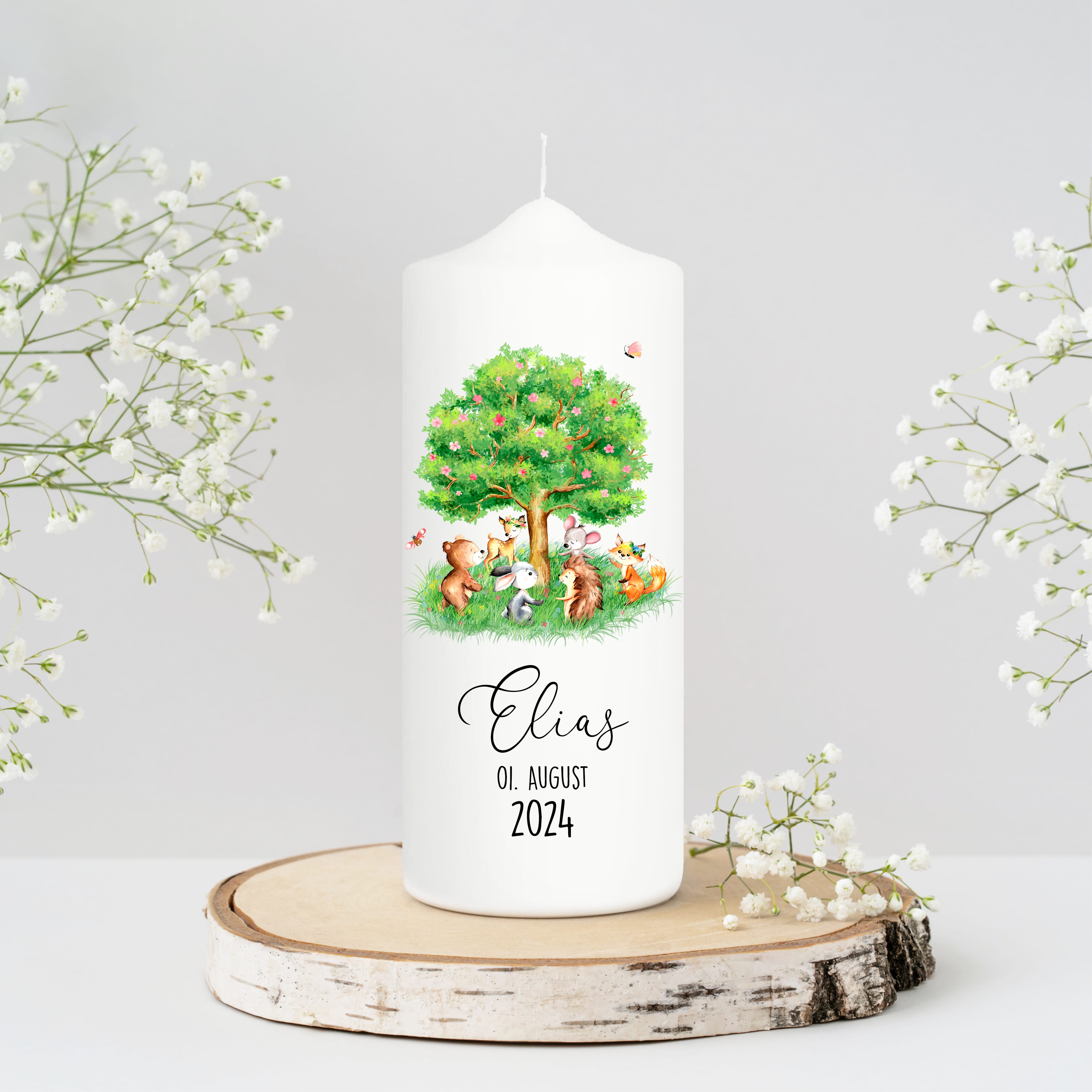 Auf dem Bild ist das Produkt: Taufkerze Lebensbaum Waldtiere Kerze zur Taufe Baum mit Tieren Taufspruch individualisierbar zum Preis von €6.40 abgebildet.
