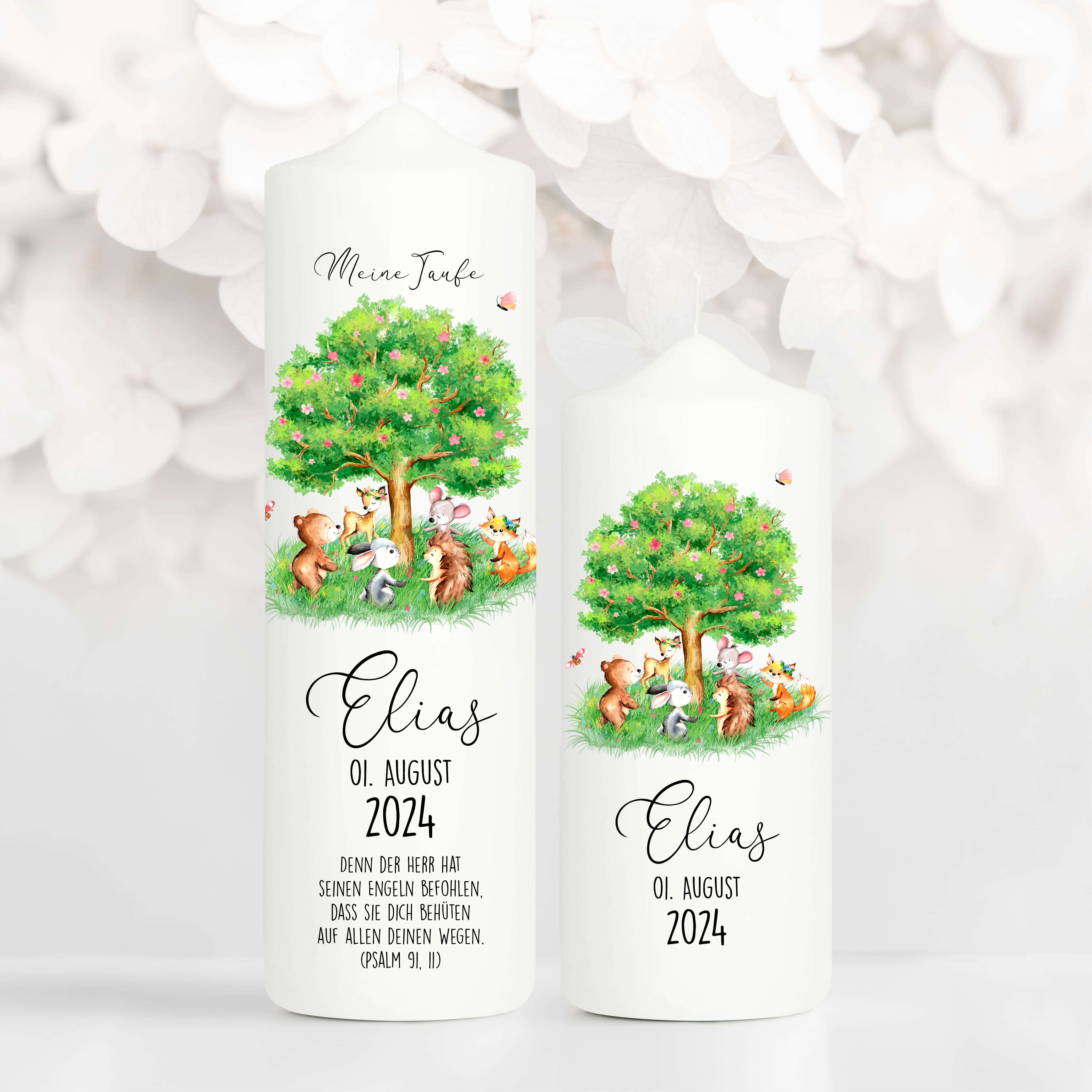 Auf dem Bild ist das Produkt: Taufkerze Lebensbaum Waldtiere Kerze zur Taufe Baum mit Tieren Taufspruch individualisierbar zum Preis von €6.40 abgebildet.