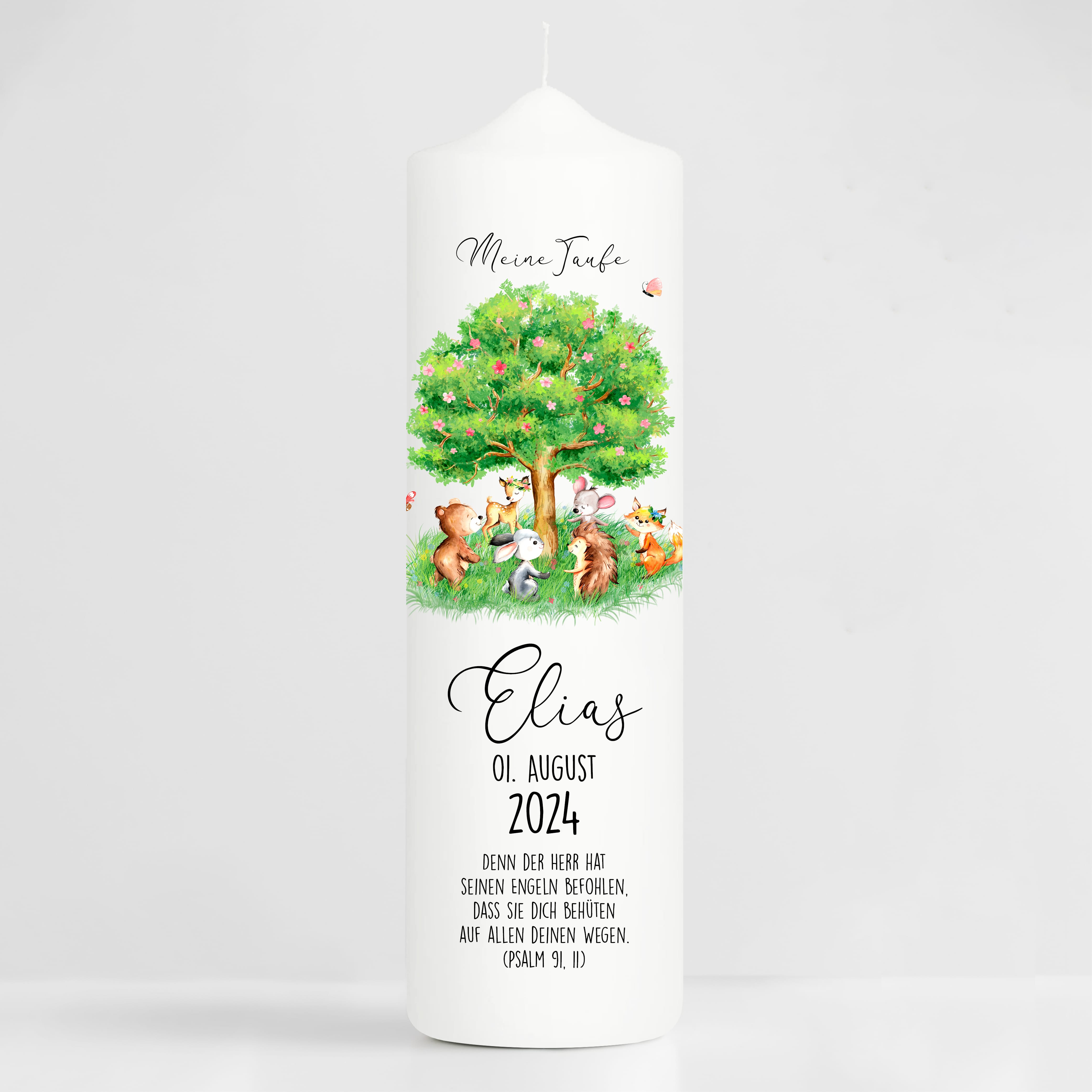 Auf dem Bild ist das Produkt: Taufkerze Lebensbaum Waldtiere Kerze zur Taufe Baum mit Tieren Taufspruch individualisierbar zum Preis von €6.40 abgebildet.