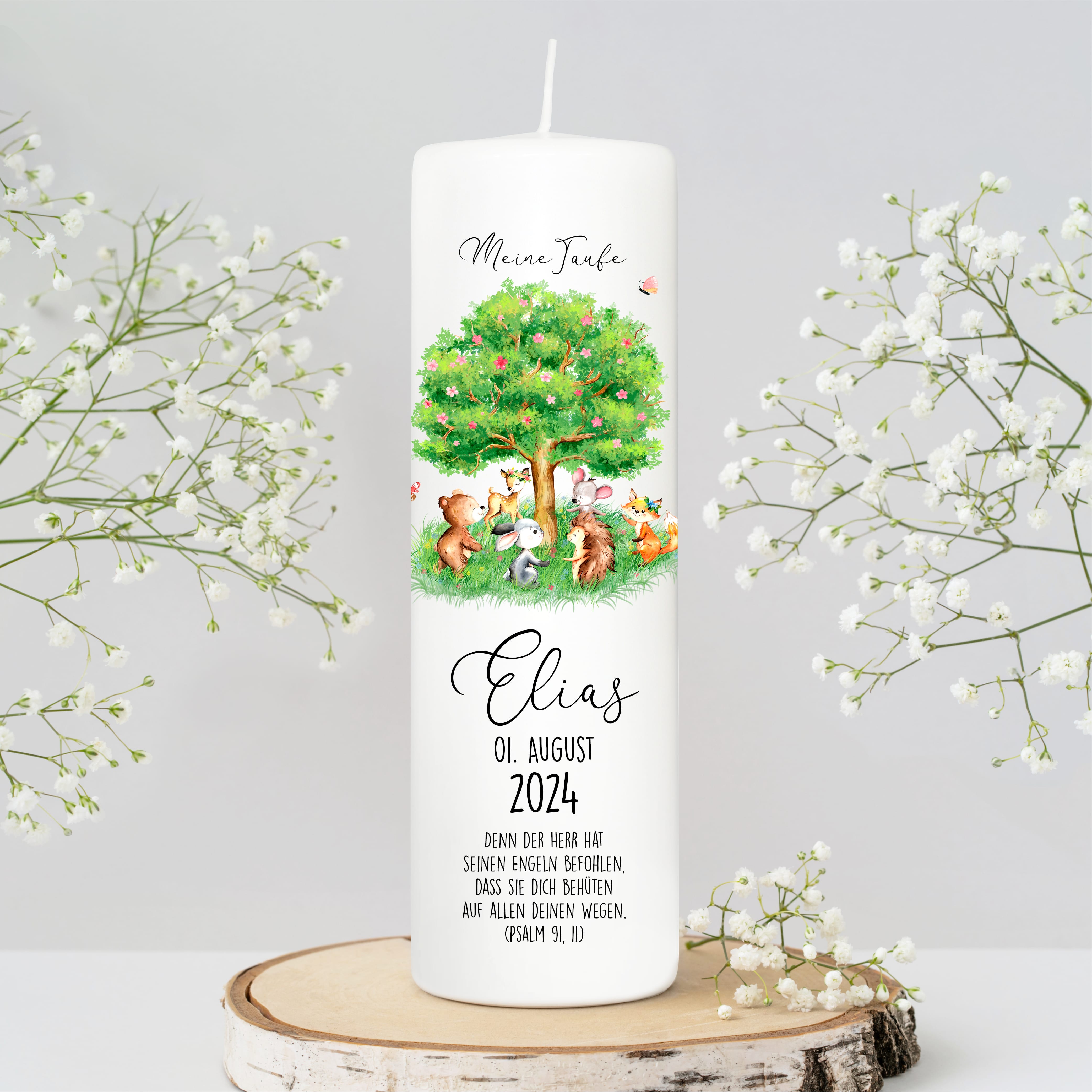 Auf dem Bild ist das Produkt: Taufkerze Lebensbaum Waldtiere Kerze zur Taufe Baum mit Tieren Taufspruch individualisierbar zum Preis von €6.40 abgebildet.