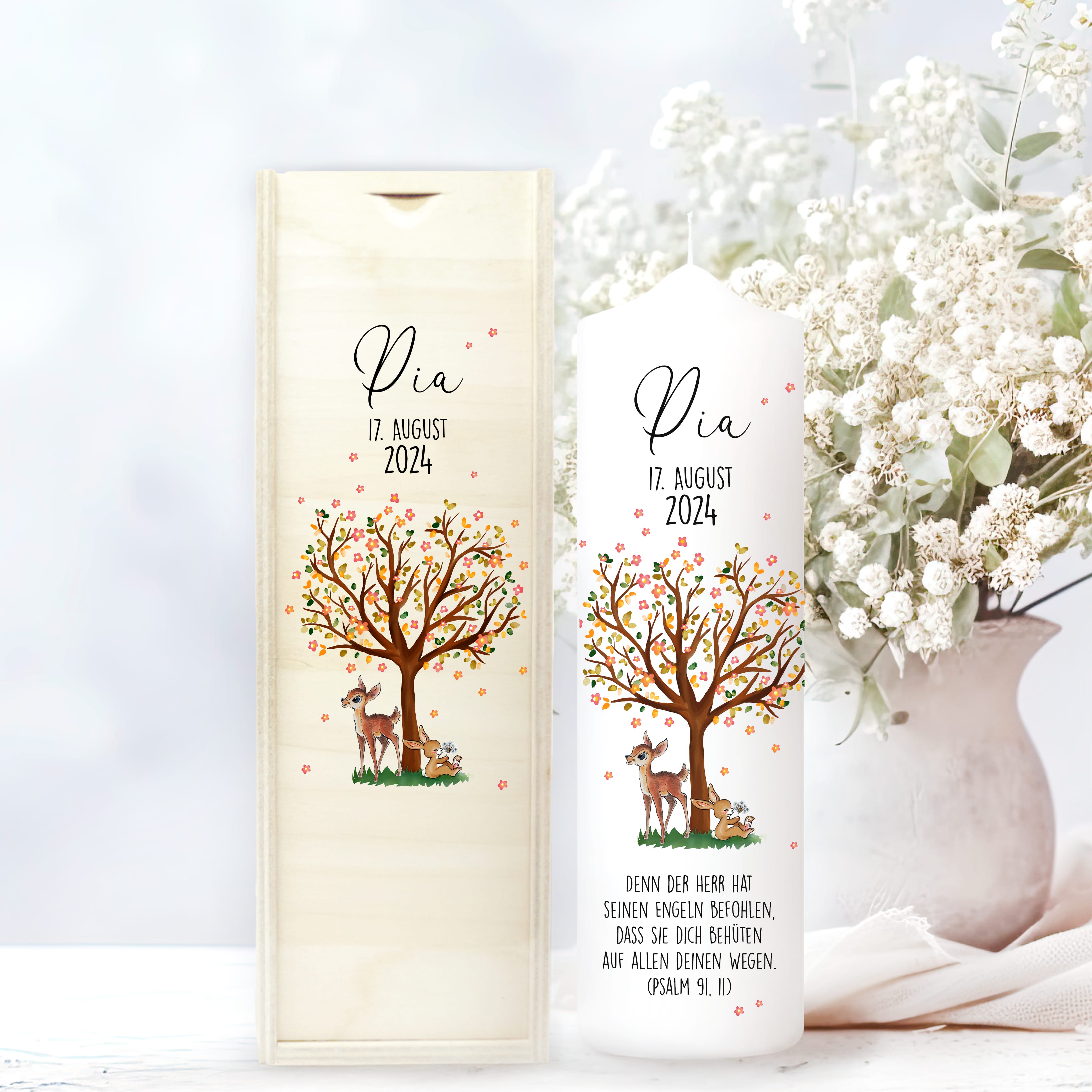 Auf dem Bild ist das Produkt: Taufkerze Lebensbaum Reh Hase Kerze zur Taufe Baum Taufspruch individualisierbar zum Preis von €6.40 abgebildet.